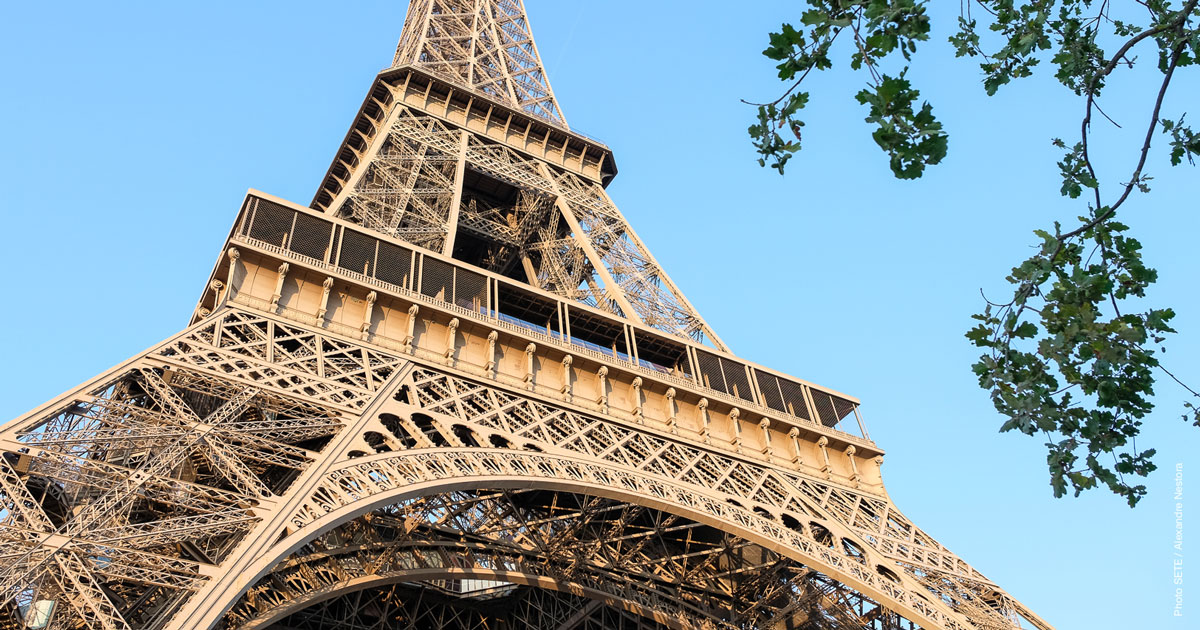 Insolite : Un homme escalade la Tour Eiffel avant d'être interpellé